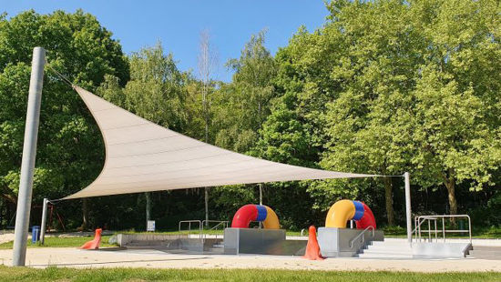 Sandspielplatz mit Sonnensegel