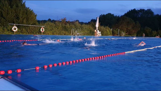 Schwimmbahnen am Morgen