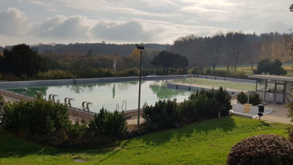 Blick von oben auf das Schwimmbecken am Morgen